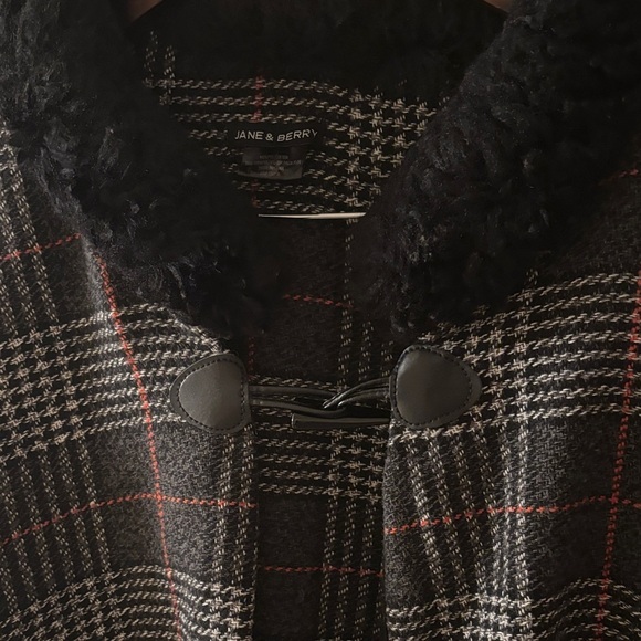 Black Plaid Cape with Faux Fur Collar OS Holiday Festive Winter Layering - Picture 3 of 7